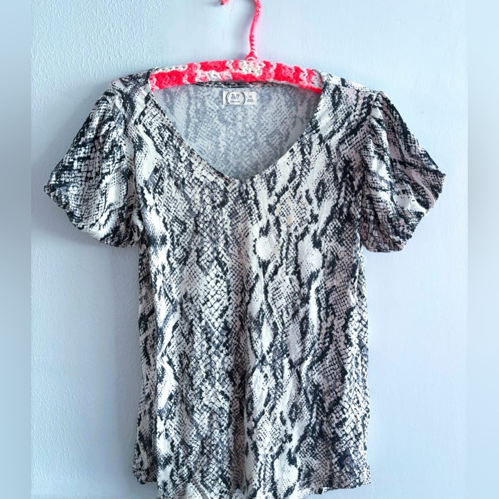 ✨ NEW XS MAURICES SNAKE PRINT TOP PUFFED SLEEVE WHITE GREY BOUTIQUE ✨
